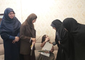 دیدار مدیرکل کتابخانه‌های عمومی آذربایجان‌غربی با دختران شهدای جنگ رمضان