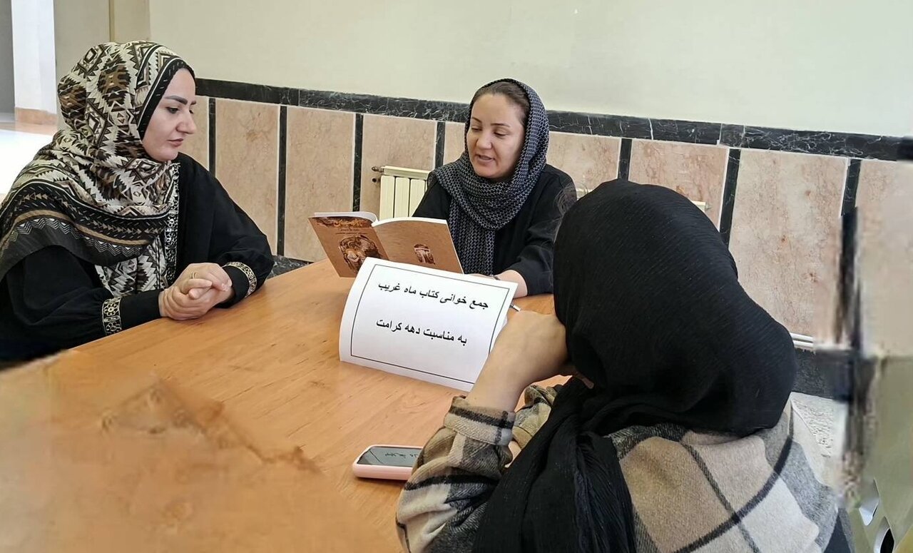 نشست جمعخوانی «ماه غریب من» در کتابخانه شهید احمدی روشن