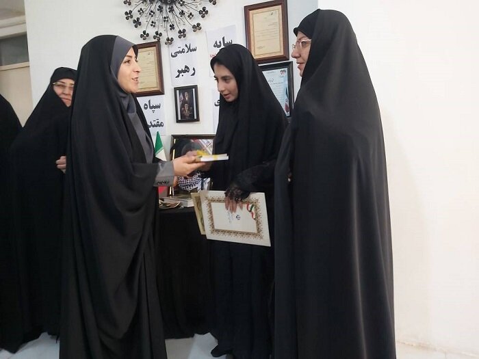 دیدار مدیرکل کتابخانه‌های عمومی آذربایجان‌غربی با دختران شهدای جنگ رمضان