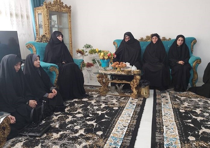 دیدار مدیرکل کتابخانه‌های عمومی آذربایجان‌غربی با دختران شهدای جنگ رمضان