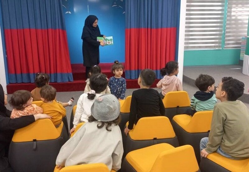 برنامههای فرهنگی دهه کرامت به روایت کتاب رهبر شهید و شهدای دانشآموز شجره طیبه