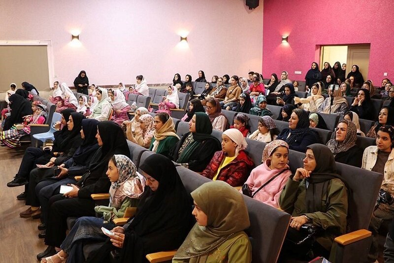 برنامه‌های فرهنگی دهه کرامت به روایت کتاب رهبر شهید و شهدای دانش‌آموز شجره طیبه