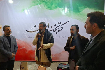 حاج حسین یکتا از غرفه فرهنگی کتابخانه‌های عمومی استان بازدید کرد