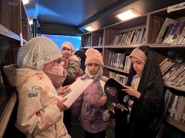 تلاقی فرهنگ و انقلاب در زنجان؛ کتابرسان سیار، روایتگر هنر و ادب در میان مردم