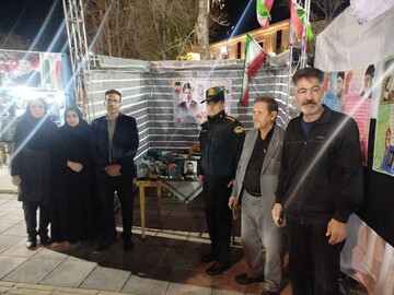 برگزاری ایستگاه مطالعه  و کتابخوانی با معرفی کتب رهبر شهید انقلاب  و بازدید روسای ادارات  و شهروندان از غرفه در پارک ملت شهرستان ازنا روز جمعه مورخ چهارم اردیبهشت ماه