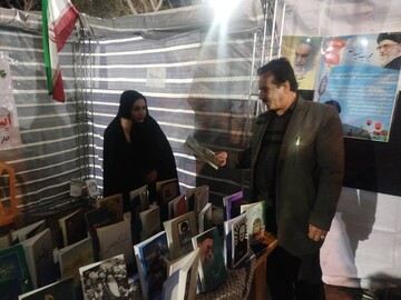 برگزاری ایستگاه مطالعه  و کتابخوانی با معرفی کتب رهبر شهید انقلاب  و بازدید روسای ادارات  و شهروندان از غرفه در پارک ملت شهرستان ازنا روز جمعه مورخ چهارم اردیبهشت ماه