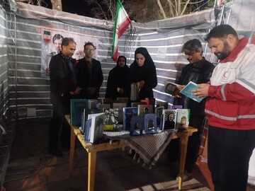 برگزاری ایستگاه مطالعه  و کتابخوانی با معرفی کتب رهبر شهید انقلاب  و بازدید روسای ادارات  و شهروندان از غرفه در پارک ملت شهرستان ازنا روز جمعه مورخ چهارم اردیبهشت ماه
