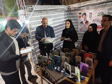 برگزاری ایستگاه مطالعه  و کتابخوانی با معرفی کتب رهبر شهید انقلاب  و بازدید روسای ادارات  و شهروندان از غرفه در پارک ملت شهرستان ازنا روز جمعه مورخ چهارم اردیبهشت ماه