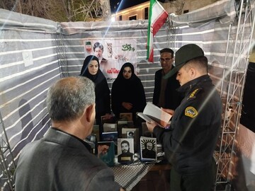 برگزاری ایستگاه مطالعه  و کتابخوانی با معرفی کتب رهبر شهید انقلاب  و بازدید روسای ادارات  و شهروندان از غرفه در پارک ملت شهرستان ازنا روز جمعه مورخ چهارم اردیبهشت ماه