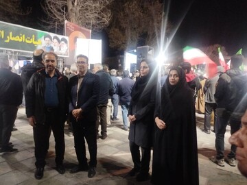 برگزاری ایستگاه مطالعه  و کتابخوانی با معرفی کتب رهبر شهید انقلاب  و بازدید روسای ادارات  و شهروندان از غرفه در پارک ملت شهرستان ازنا روز جمعه مورخ چهارم اردیبهشت ماه