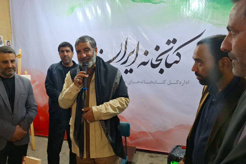 حاج حسین یکتا از غرفه فرهنگی کتابخانه‌های عمومی استان بازدید کرد