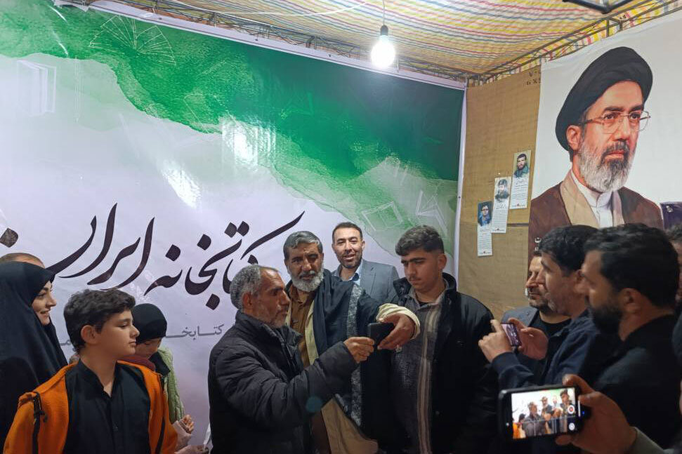 حاج حسین یکتا از غرفه فرهنگی کتابخانه‌های عمومی استان بازدید کرد