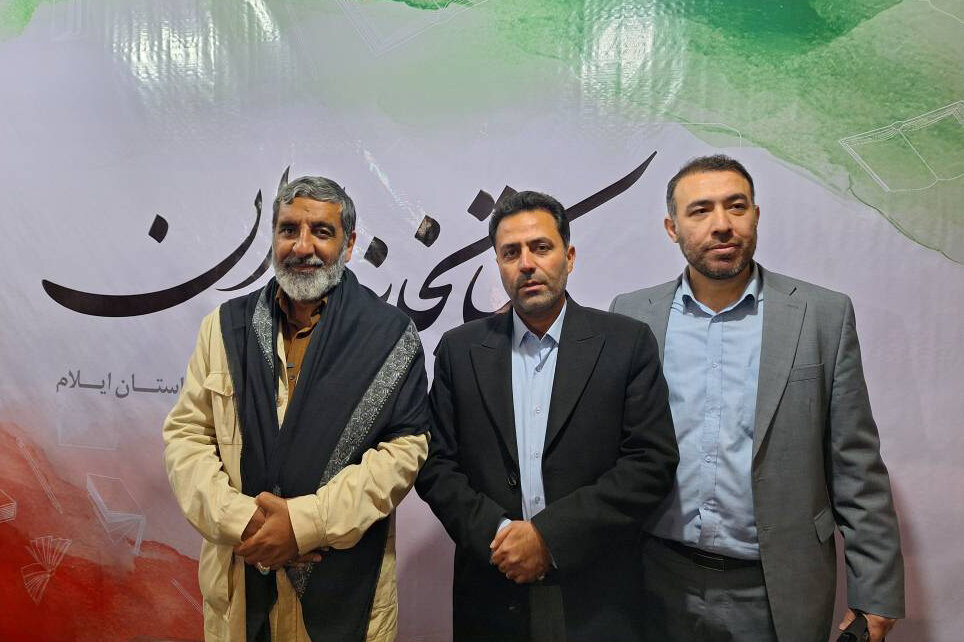 حاج حسین یکتا از غرفه فرهنگی کتابخانههای عمومی استان بازدید کرد