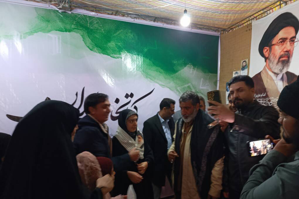 حاج حسین یکتا از غرفه فرهنگی کتابخانه‌های عمومی استان بازدید کرد