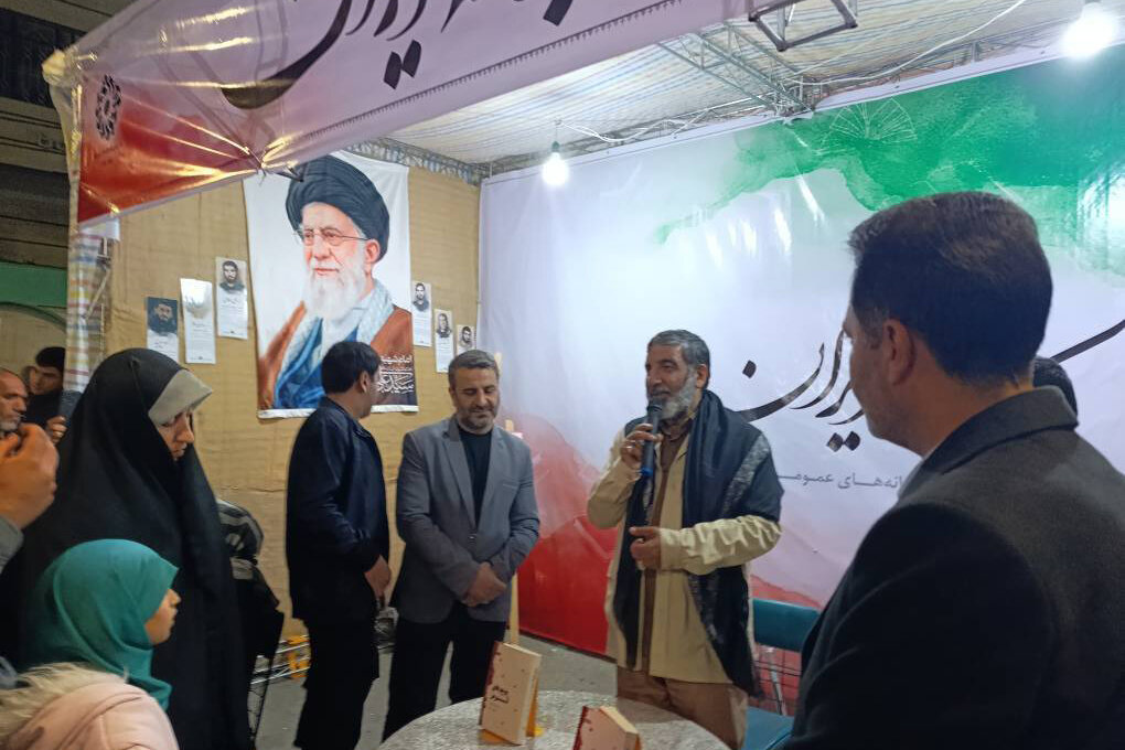 حاج حسین یکتا از غرفه فرهنگی کتابخانههای عمومی استان بازدید کرد