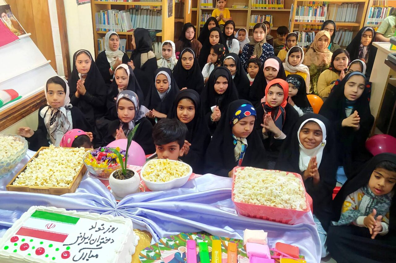 جشن دهه کرامت و روز دختر با حضور خادمیاران رضوی در کتابخانه حاج رجبعلی عطری برگزار شد