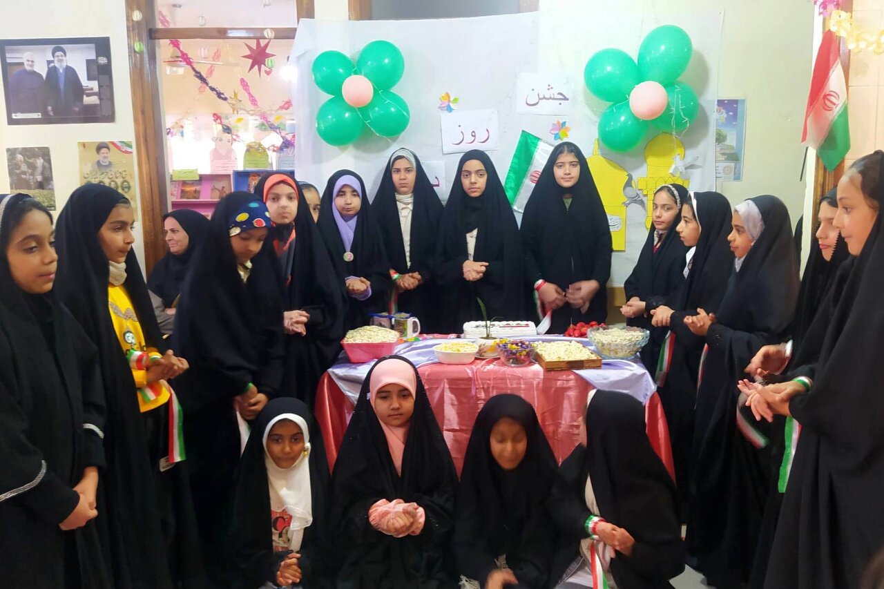 جشن دهه کرامت و روز دختر با حضور خادمیاران رضوی در کتابخانه حاج رجبعلی عطری برگزار شد