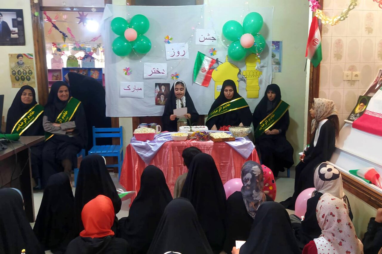 جشن دهه کرامت و روز دختر با حضور خادمیاران رضوی در کتابخانه حاج رجبعلی عطری برگزار شد