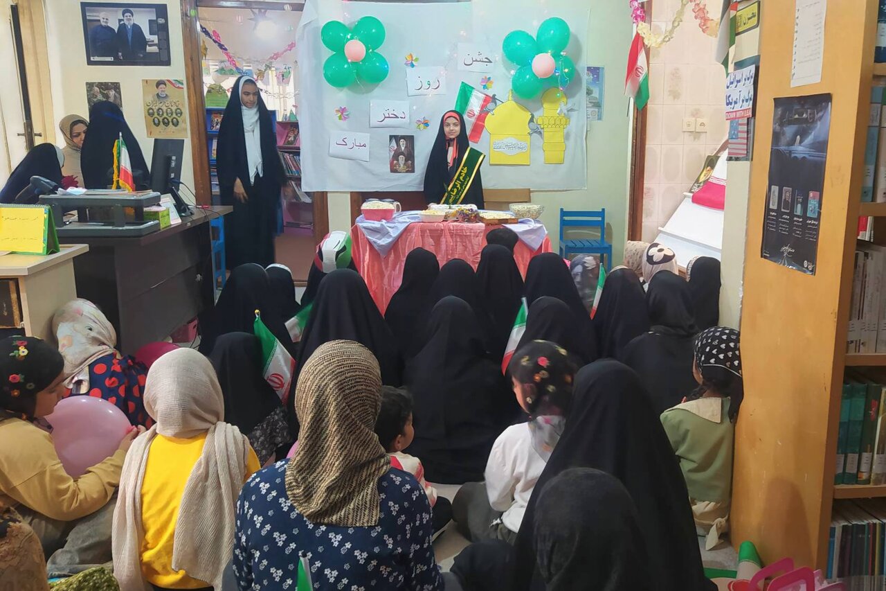 جشن دهه کرامت و روز دختر با حضور خادمیاران رضوی در کتابخانه حاج رجبعلی عطری برگزار شد