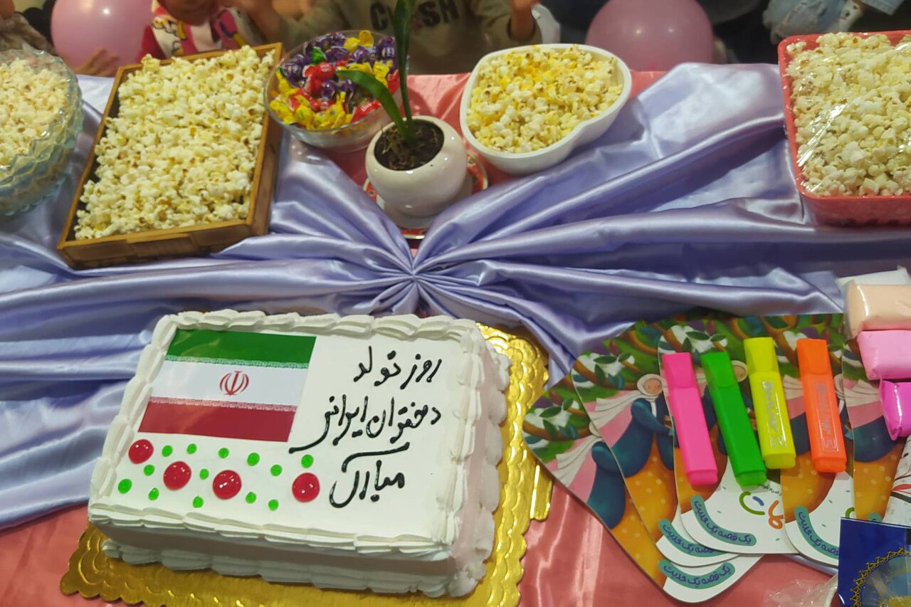 جشن دهه کرامت و روز دختر با حضور خادمیاران رضوی در کتابخانه حاج رجبعلی عطری برگزار شد