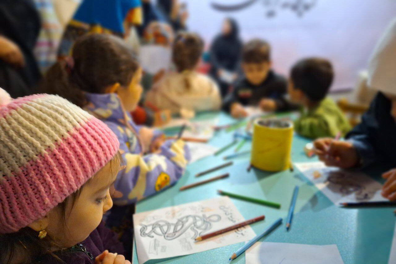 بازدید مسئولان استانی از غرفه فرهنگی ادارهکل کتابخانههای عمومی ایلام