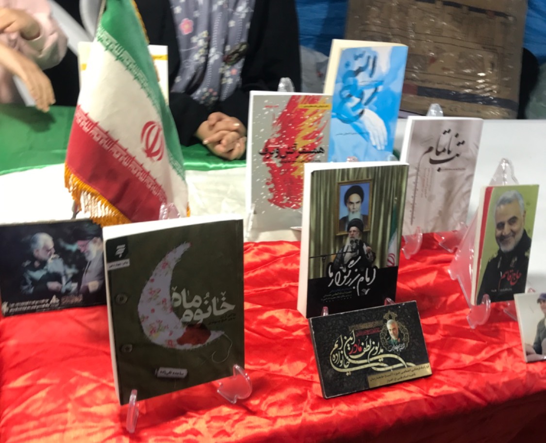 نمایشگاه کتاب آثار تقریظ‌شده رهبر شهید انقلاب در تجمعات شبانه اهواز برپا شد