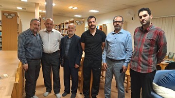 بازدید سجاد بابائی بازیگر سینما از کتابخانه شهدای امامه