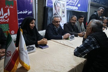 غرفه فعالیت‌های فرهنگی و میز خدمت اداره‌کل کتابخانه‌های عمومی چهارمحال و بختیاری در حاشیه راهپیمایی شبانه شهرکرد  