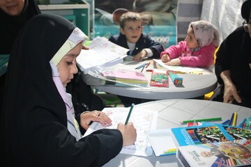 برپایی غرفه و میز خدمت اداره‌کل کتابخانه‌های عمومی در شهرکرد