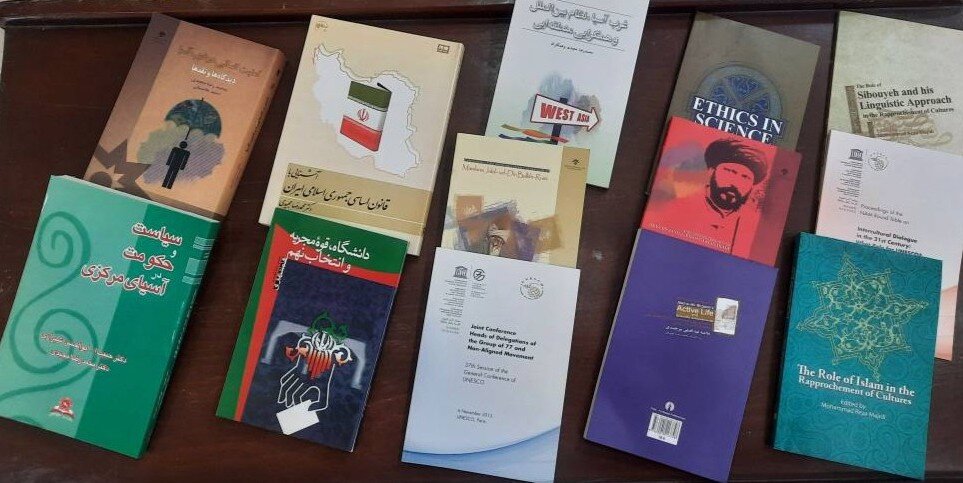 اهدای مجموعه آثار سفیر اسبق ایران در یونسکو به کتابخانه‌های عمومی خراسان جنوبی