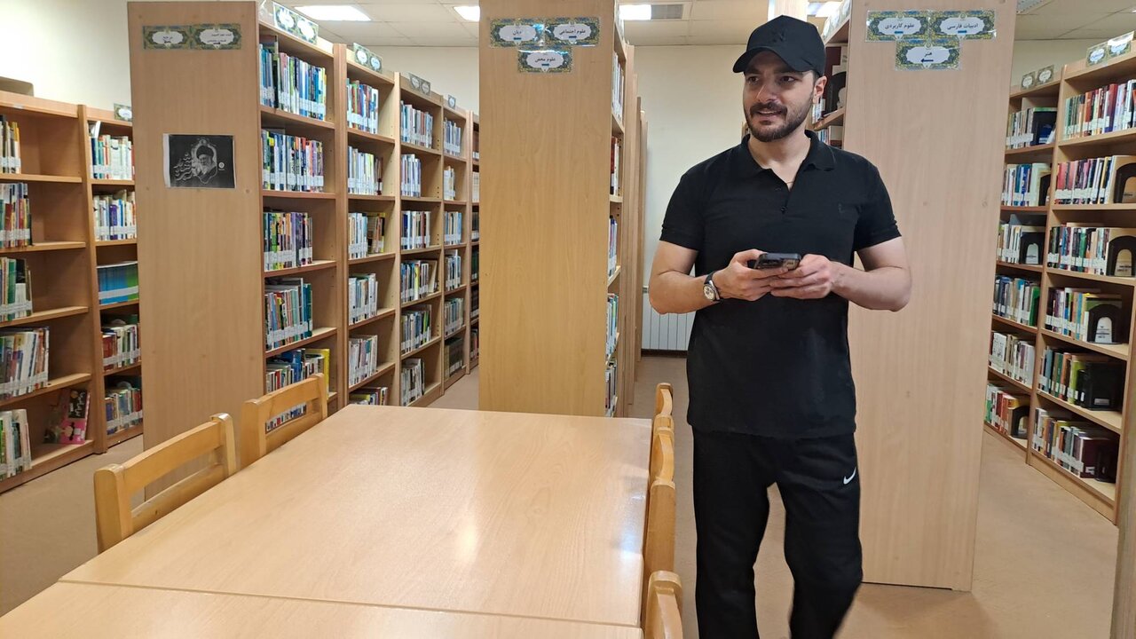 بازدید سجاد بابائی؛ بازیگر سینما از کتابخانه شهدای امامه