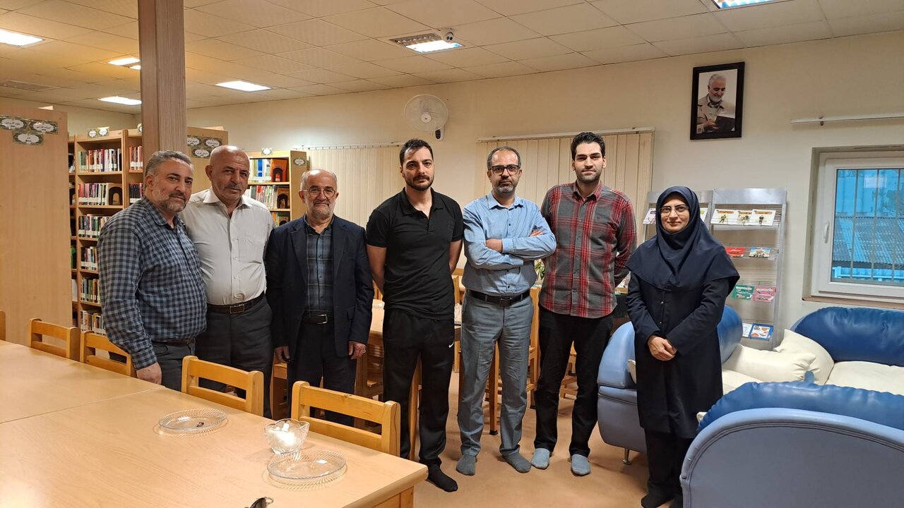 بازدید سجاد بابائی؛ بازیگر سینما از کتابخانه شهدای امامه