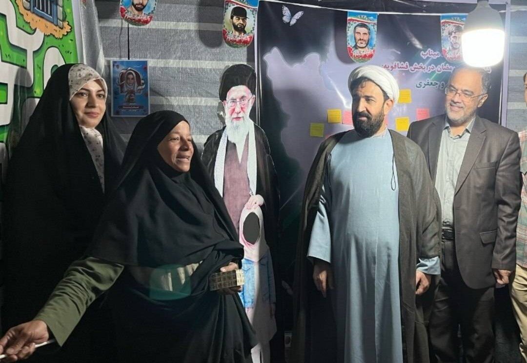 غرفه فرهنگی کتابخانه پیامبر اعظم (ص) در مسیر راهپیمایی عاشقان وطن در حسنآباد فشافویه