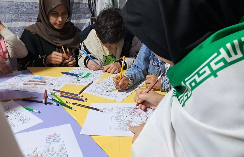 غرفه فرهنگی کتابخانه پیامبر اعظم (ص) در مسیر راهپیمایی عاشقان وطن در حسن‌آباد فشافویه