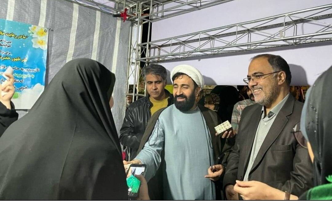 غرفه فرهنگی کتابخانه پیامبر اعظم (ص) در مسیر راهپیمایی عاشقان وطن در حسن‌آباد فشافویه