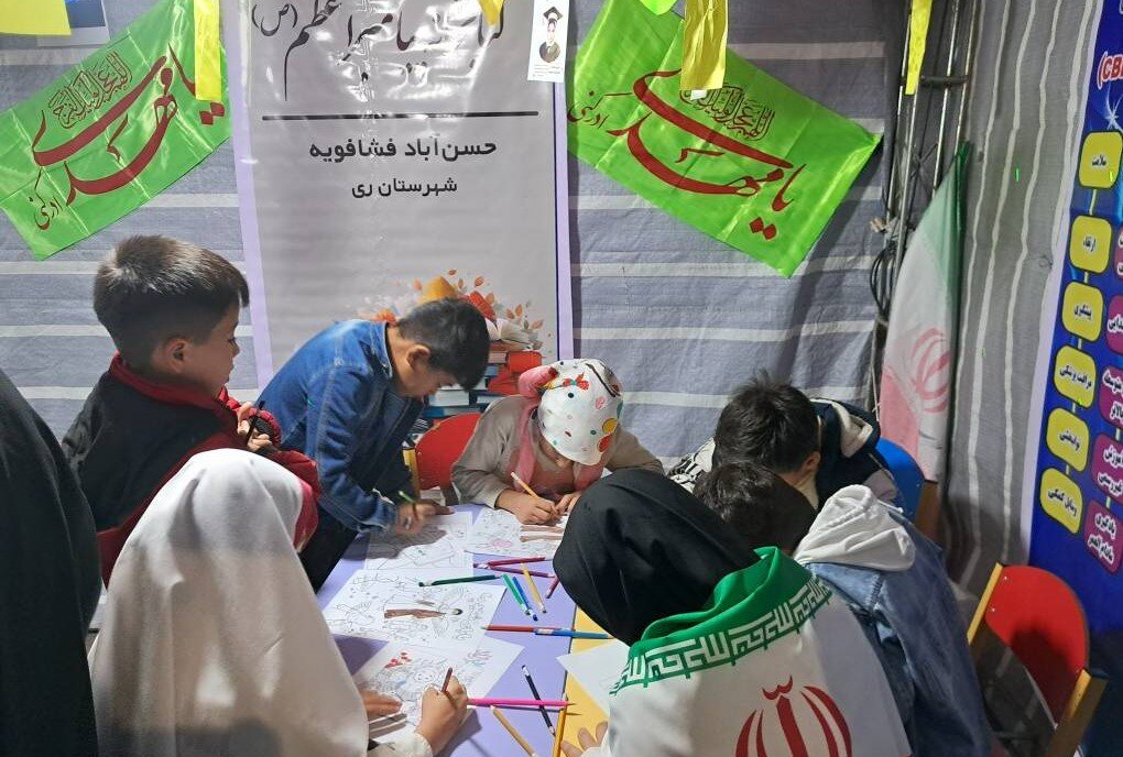 غرفه فرهنگی کتابخانه پیامبر اعظم (ص) در مسیر راهپیمایی عاشقان وطن در حسنآباد فشافویه