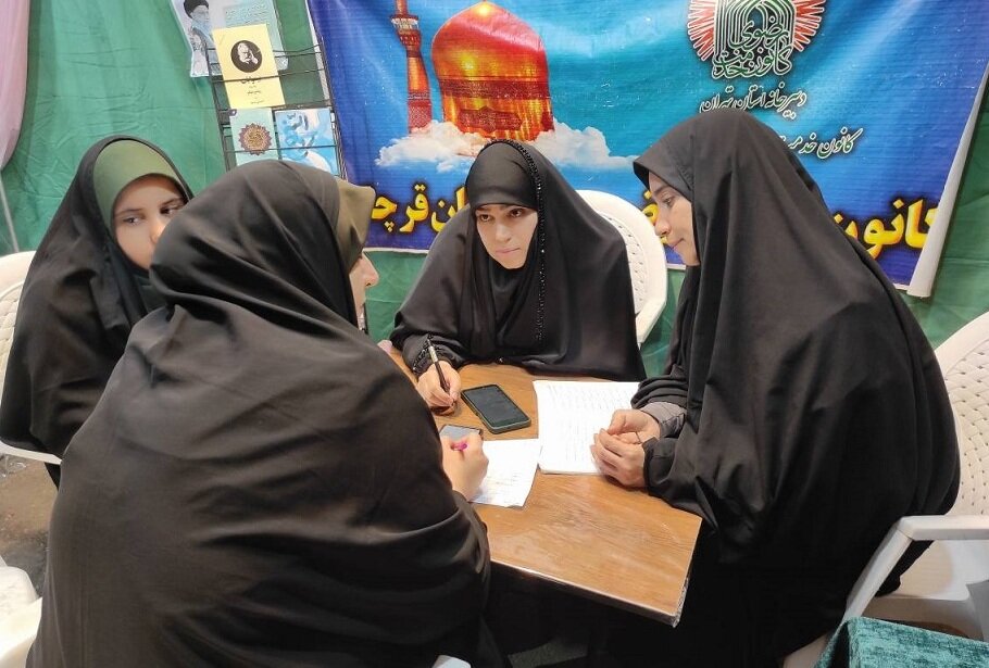 جمع خوانی کتاب به مناسبت دهه کرامت در تجمعات شبانه شهرستان قرچک