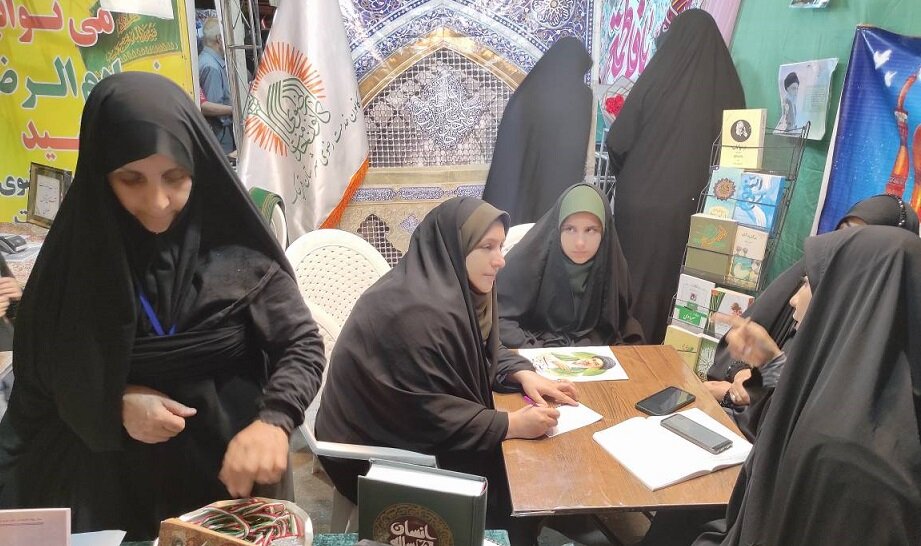 جمع خوانی کتاب به مناسبت دهه کرامت در تجمعات شبانه شهرستان قرچک