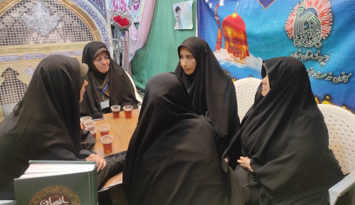 جمع خوانی کتاب به مناسبت دهه کرامت در تجمعات شبانه شهرستان قرچک
