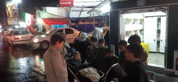 میزبانی کتابخانه سیار از شرکت‌کنندگان در پنجاه و هفتمین موج حماسه لبیک شهر کرج
