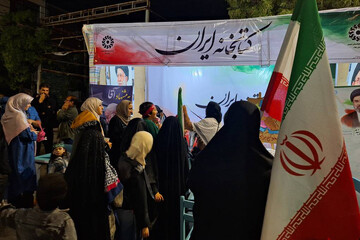 حال و هوای غرفه فرهنگی اداره‌کل کتابخانه‌های عمومی ایلام در پنجاه و هفتمین شب اجتماعات در خیابان