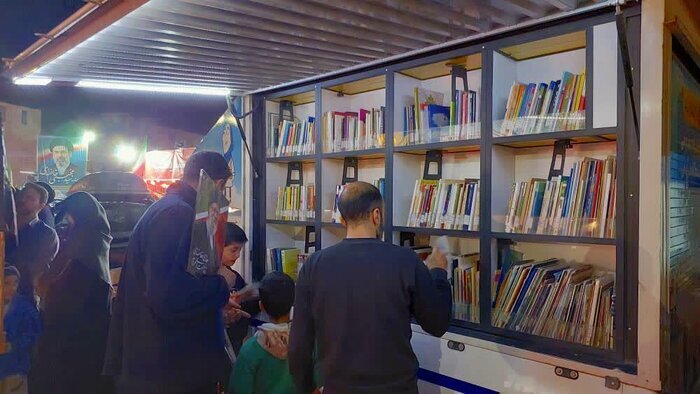 کتاب، آرامبخش روزهای بی‌قراری؛ کتابخانه‌های سیار فارس، مهمان قرارهای شبانه مردم