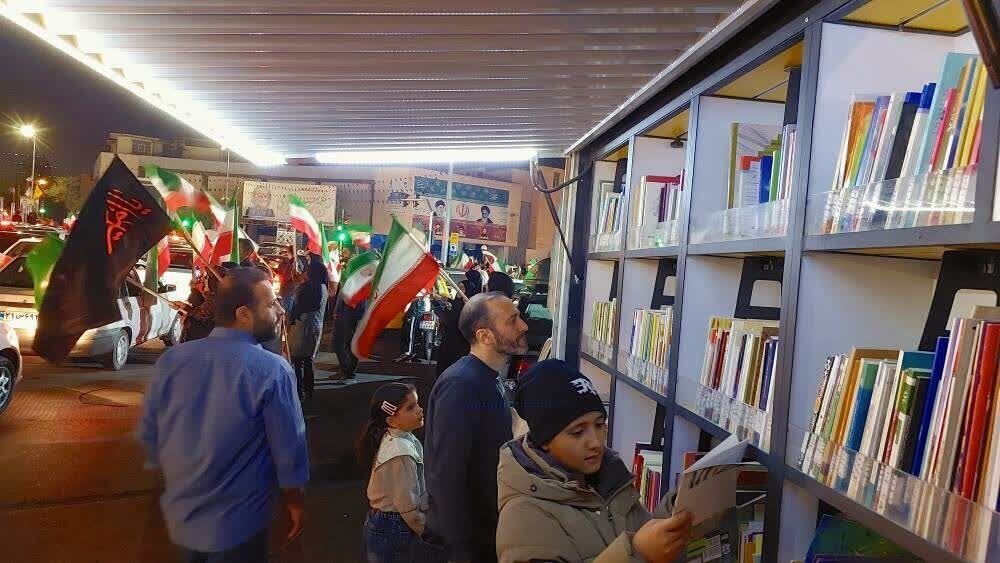کتاب، آرامبخش روزهای بی‌قراری؛ کتابخانه‌های سیار فارس، مهمان قرارهای شبانه مردم