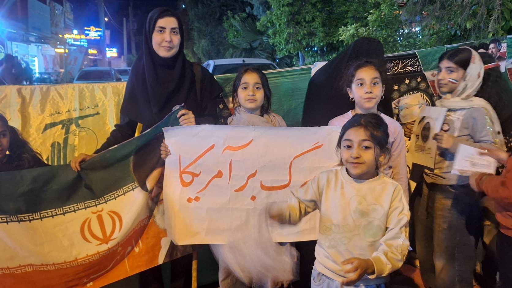 برپایی غرفه مادر و کودک در تجمع «ایستاده برای ایران»