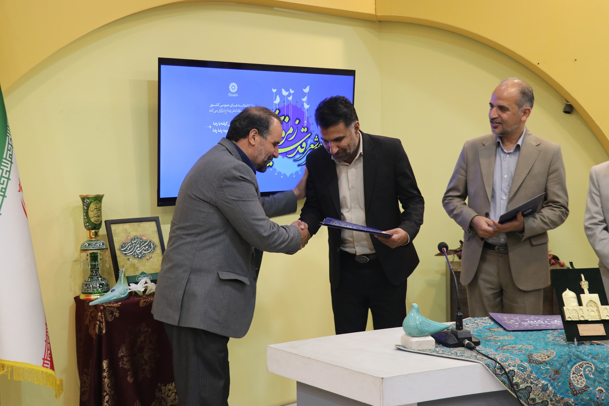طنین ارادت شاعرانه در کتابخانههای عمومی سراسر کشور با برگزاری عصر شعر «زمزمه قدسیان»
