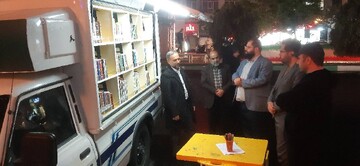 حضور کتابخانه سیار در میان مردم میدان شهدای کرج در پنجاه و نهمین شب از حضور حماسی و پرشور مردم