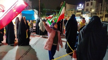حضور کتابخانه سیار در میان مردم میدان شهدای کرج در پنجاه و نهمین شب از حضور حماسی و پرشور مردم