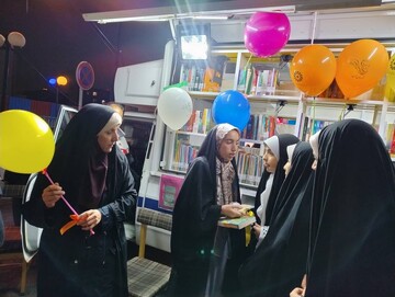 حضور کتابخانه سیار در میان مردم میدان شهدای کرج در پنجاه و نهمین شب از حضور حماسی و پرشور مردم