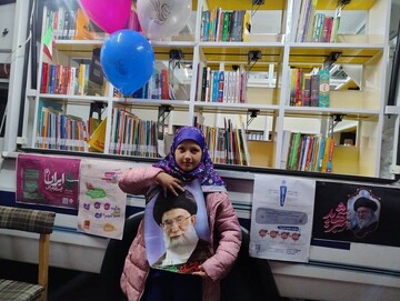 حضور کتابخانه سیار در میان مردم میدان شهدای کرج در پنجاه و نهمین شب از حضور حماسی و پرشور مردم