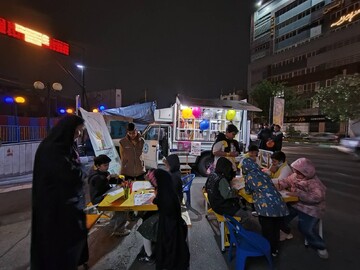 حضور کتابخانه سیار در میان مردم میدان شهدای کرج در پنجاه و نهمین شب از حضور حماسی و پرشور مردم